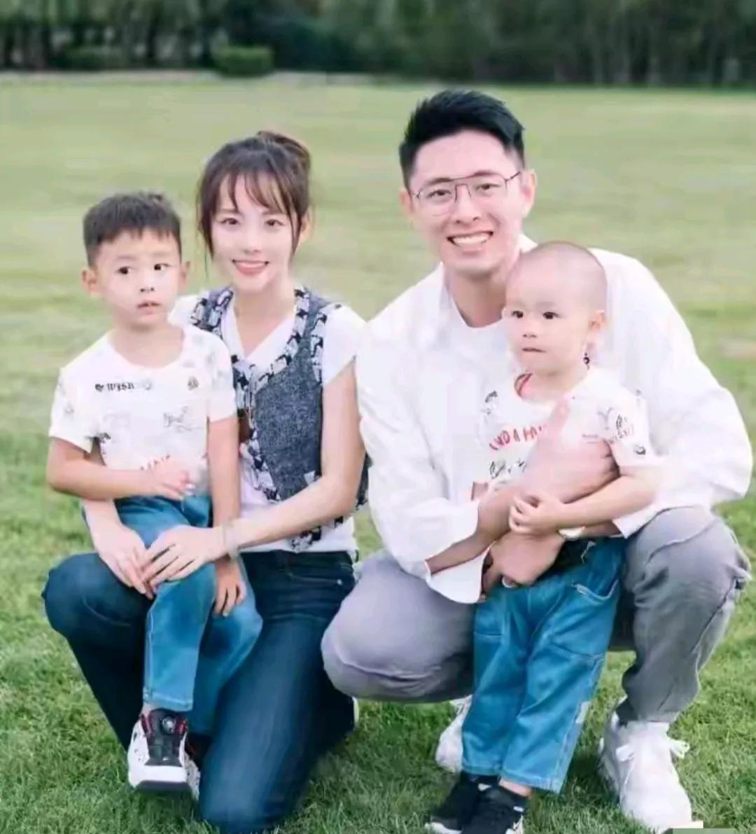 买超还是挺帅的！

两个人有两个可爱的儿子

还是没有走到最后

女方在综艺中的