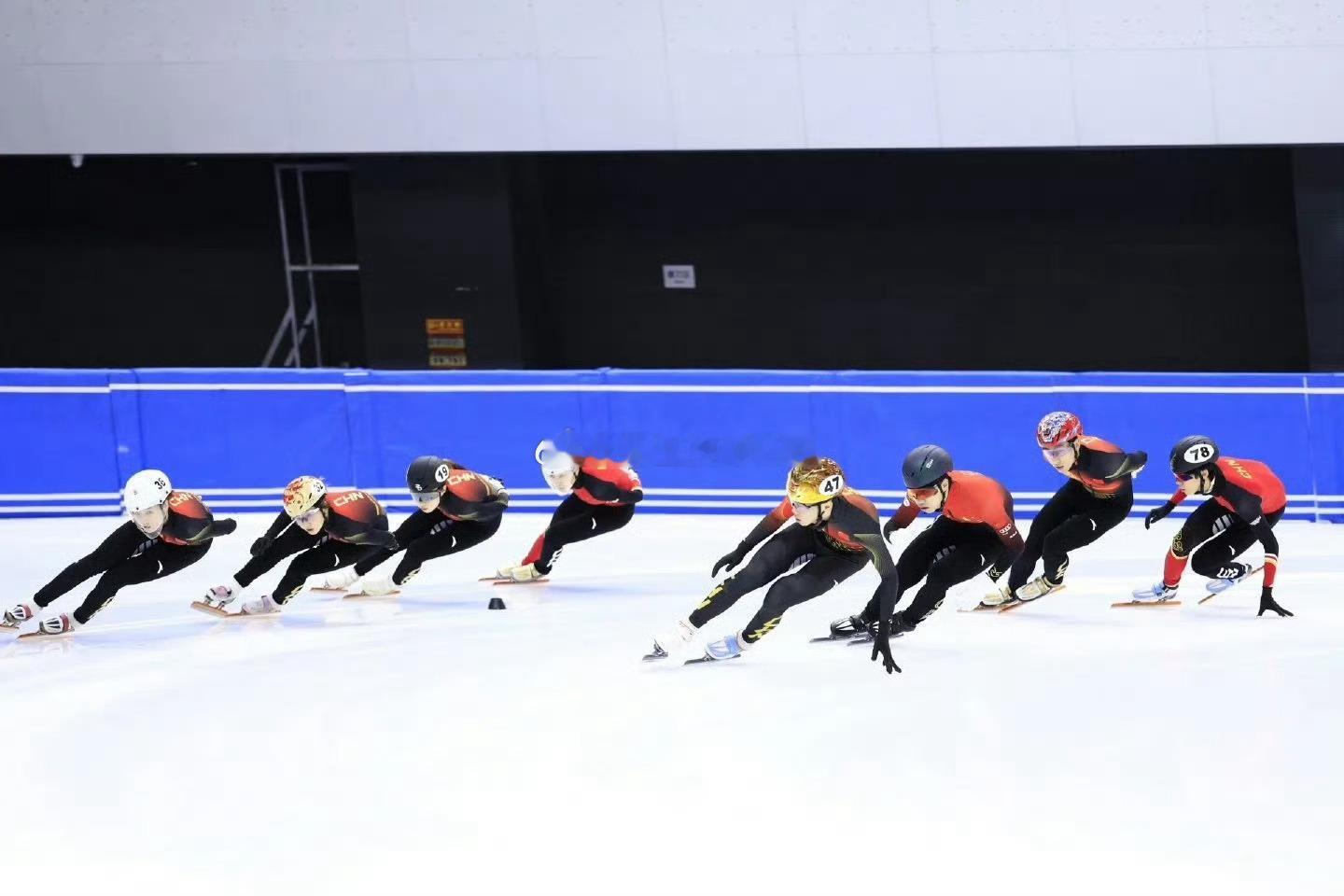 中国短道冬奥面临重重挑战中国短道速滑队顺利拿下2026年米兰冬奥会满额参赛资格，