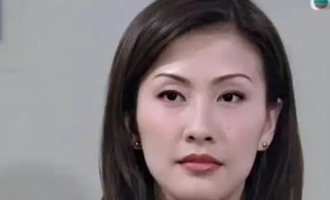 2001年，陈慧珊为了抱紧梁锦松的大腿，主动抛弃了自己的丈夫，不曾想，梁锦松却因