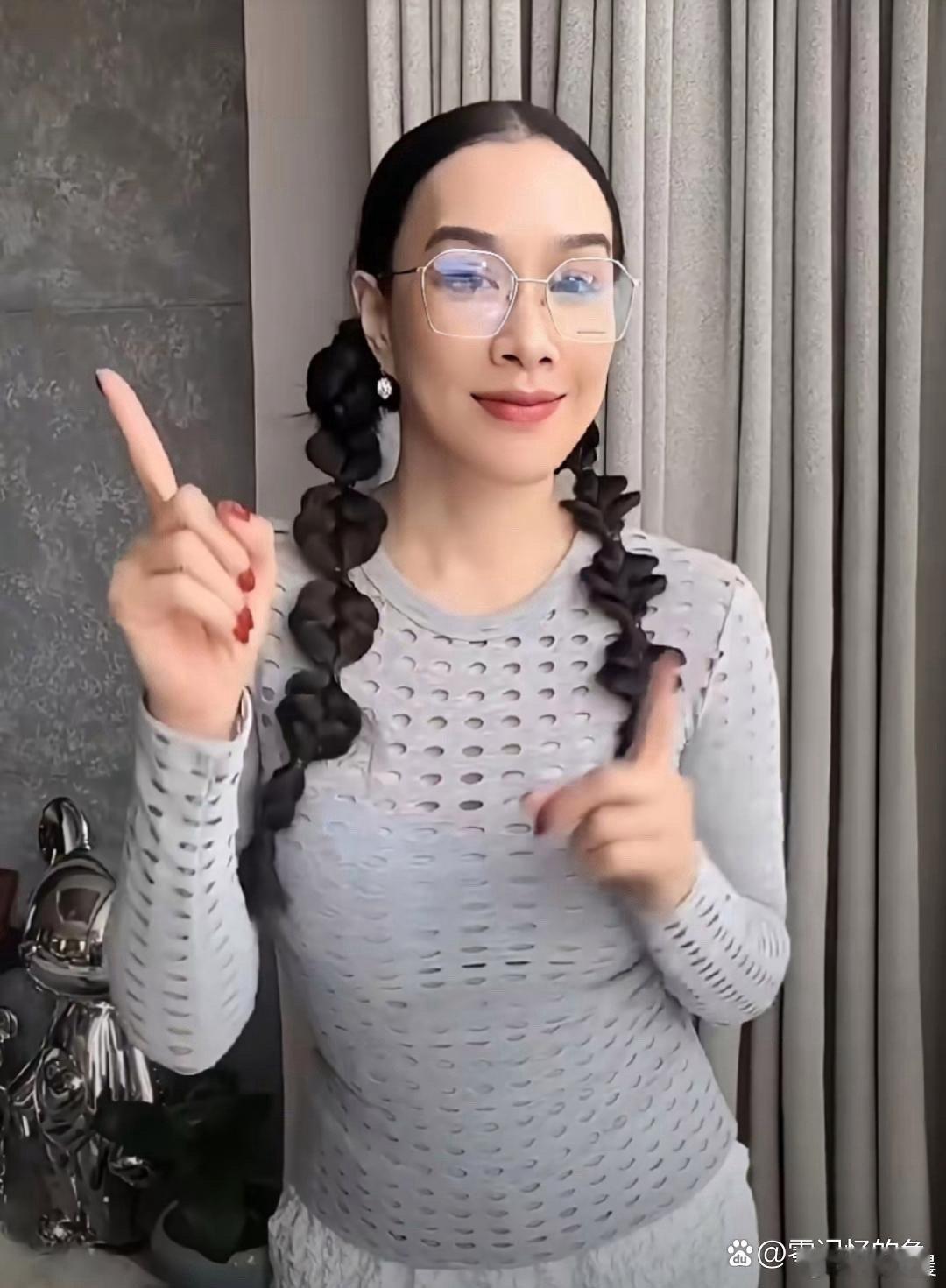 55岁钟丽缇状态真的不一样了，气质更成熟大气，越活越有韵味～ 