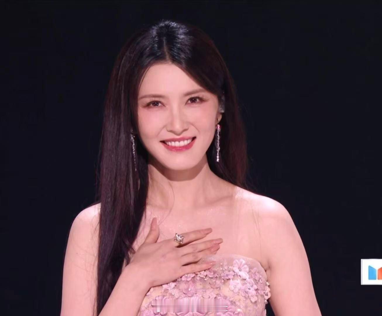 徐洁儿6秒高音 徐洁儿这个六秒高音，稳、准、狠。稳在气息，准在音高，狠在听完之后