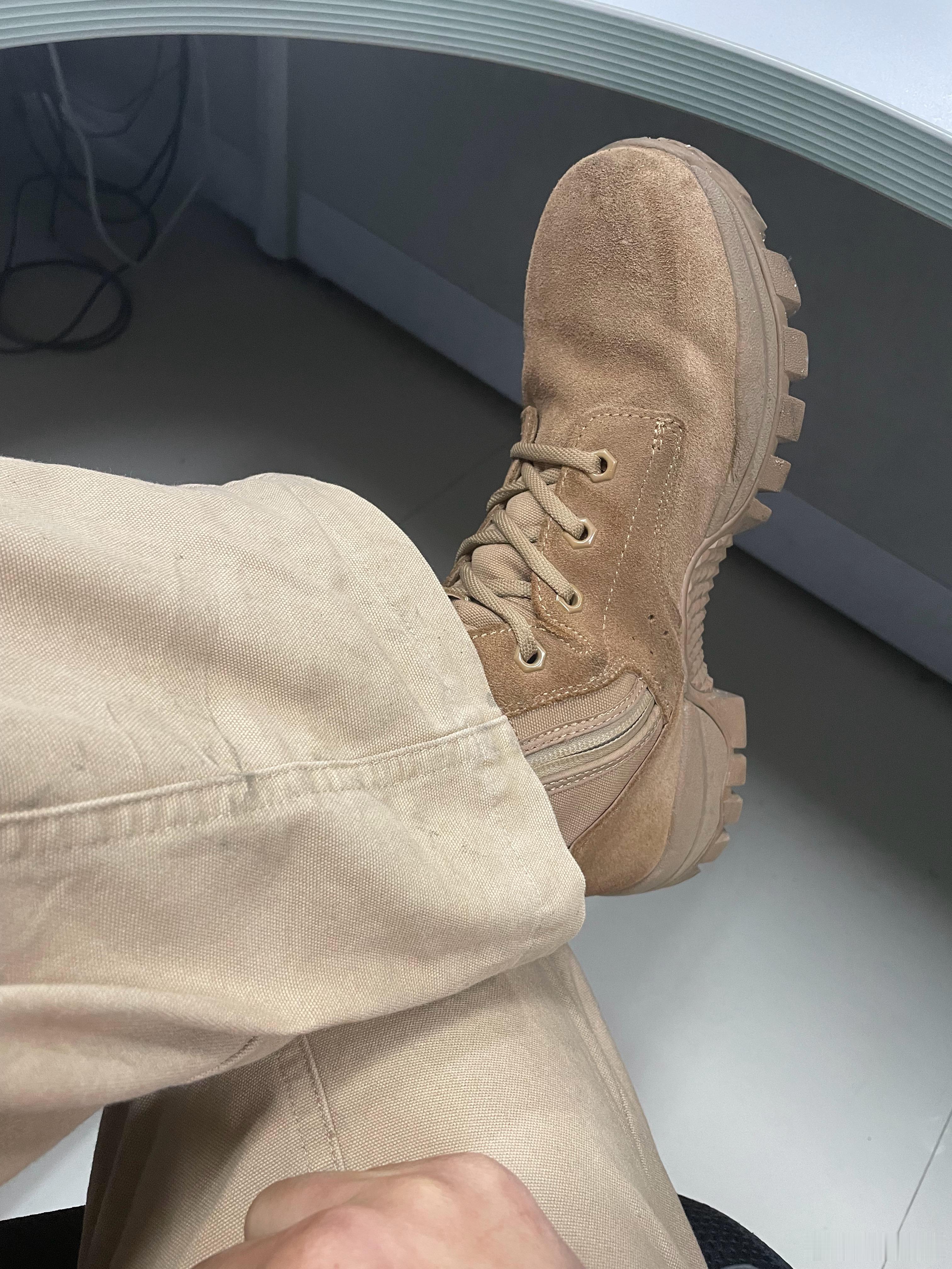 奶奶个腿的，今天降温、下雨、吹风，被临时又给叫过来办公，所以早上看雨一点点，就又