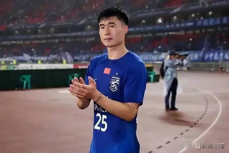 邓卓翔为何迟迟未转正？三镇俱乐部高层意欲何为？
邓卓翔可谓是本赛季风头最劲的教练