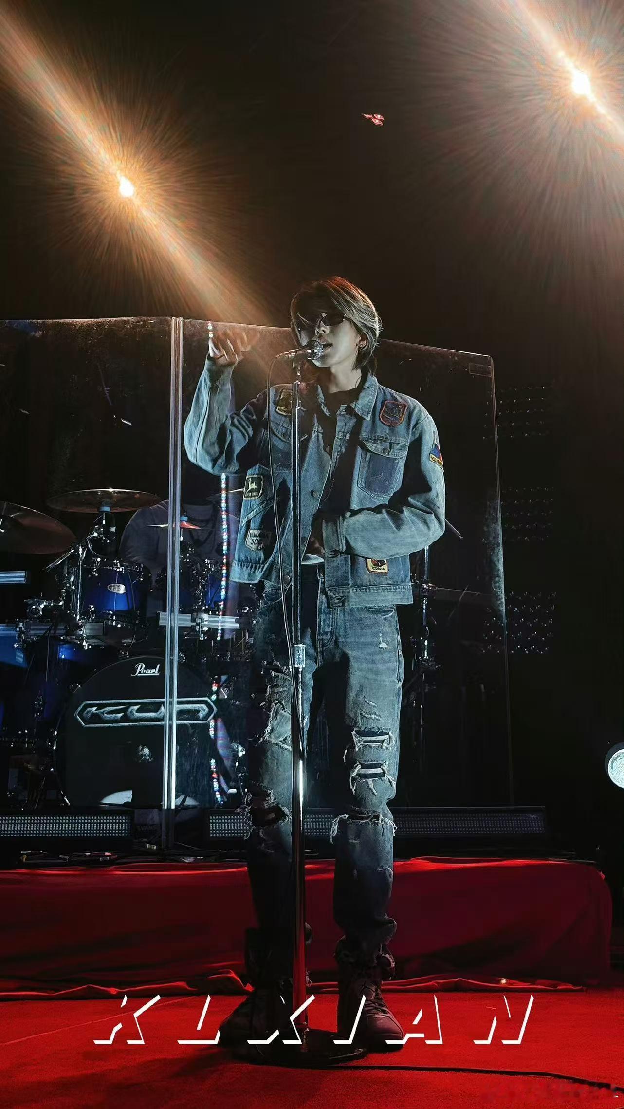 蔡徐坤纽约演唱会合作GQ拍摄独家幕后 国际顶刊跟拍纽约演唱会幕后，蔡徐坤的气场和