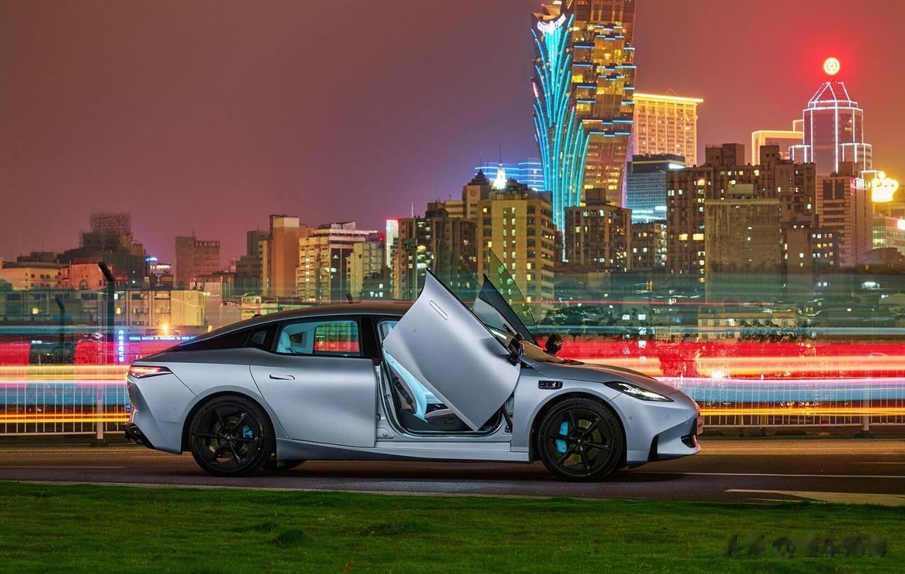 说昊铂你不知道，谁埃安你总该知道了吧？作为埃安的高端系列，昊铂GT可以说是出尽了