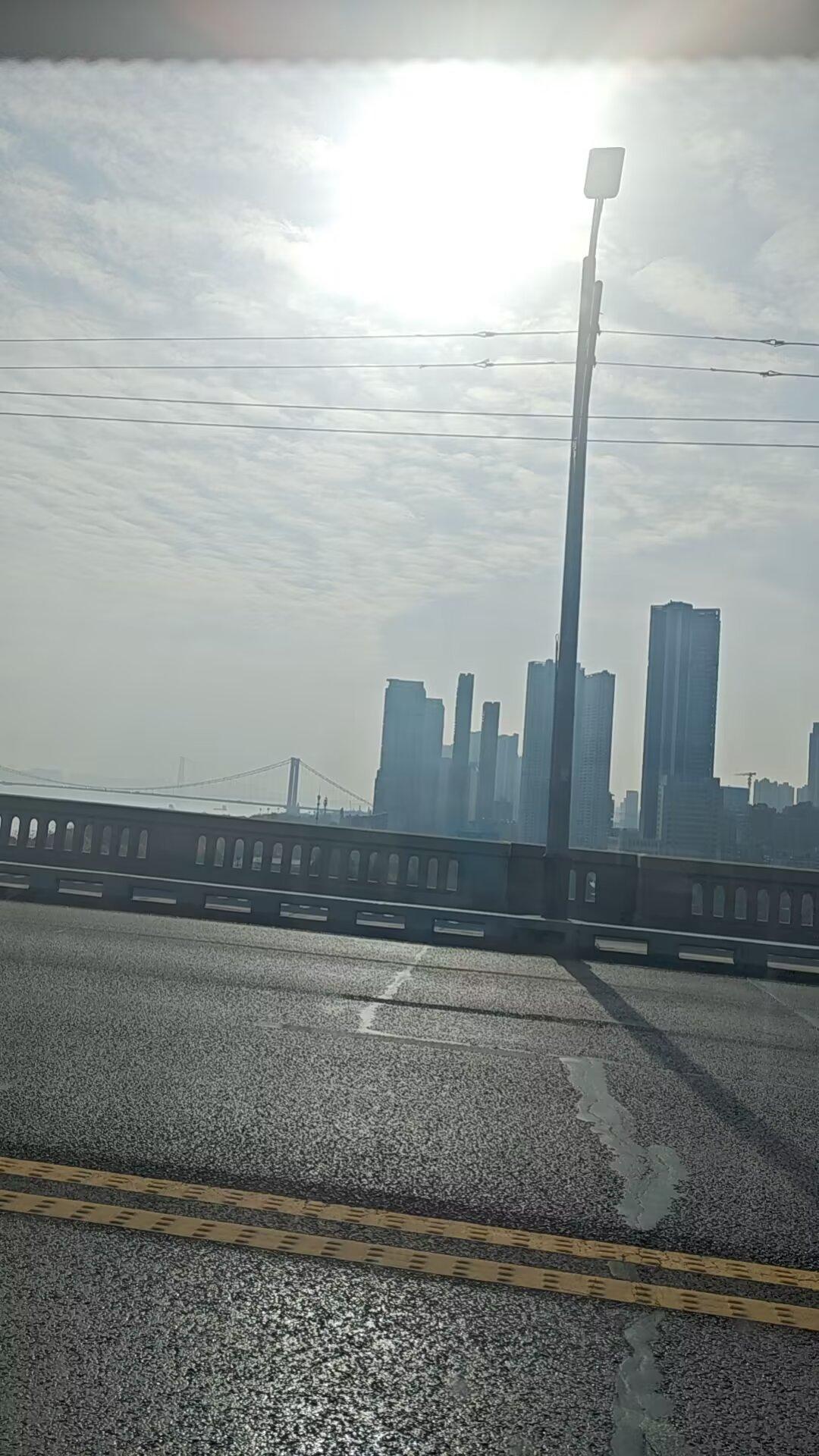 我实在太牛叉了，好不容易坐2号线地铁过了江，到了洪山准备701公交去东湖，出站后