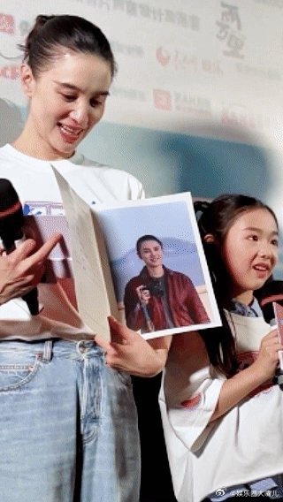 宋佳现场收房本收到手软 观众也太会玩了！给宋佳送“我的心房”“心房不动产”房本，