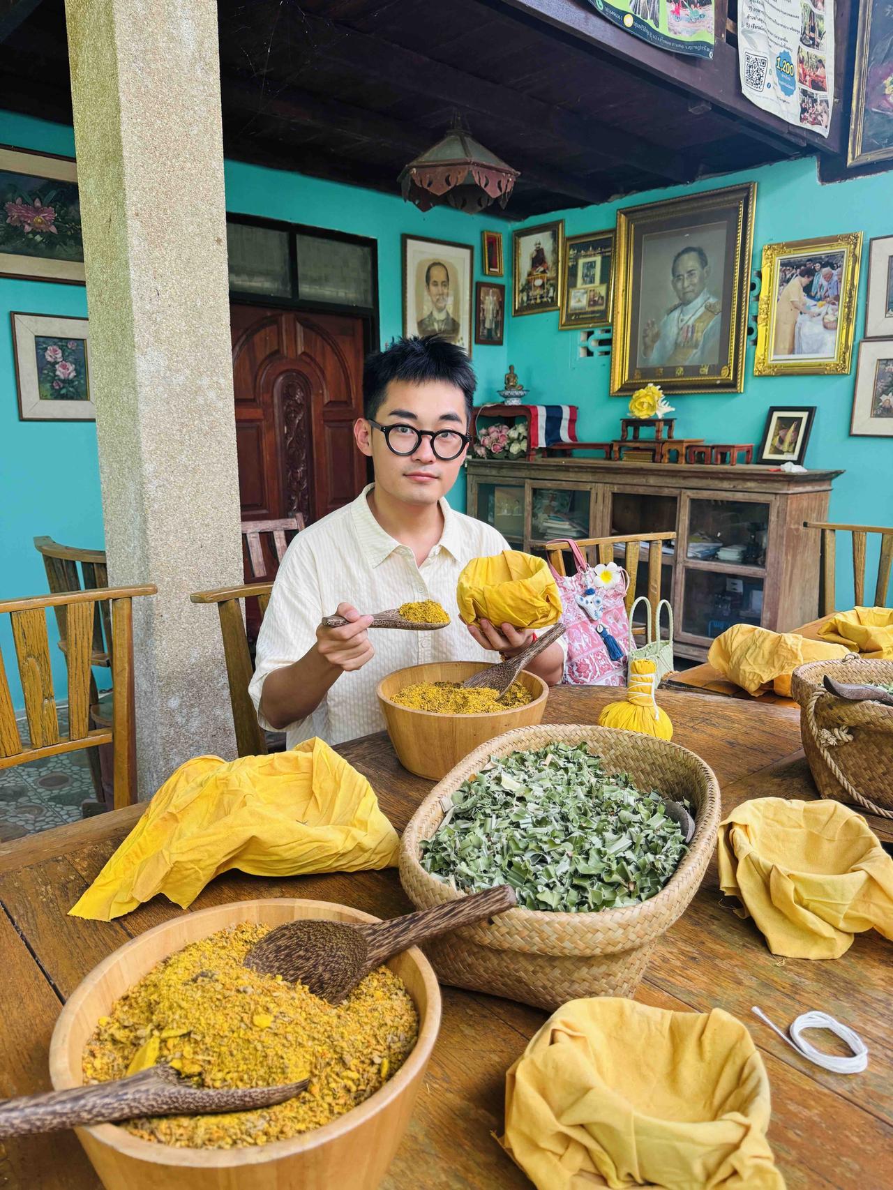 苏梅岛限定体验，解锁海岛慢生活！手作泰式香囊，选当地香茅、柠檬草等天然香料，指尖