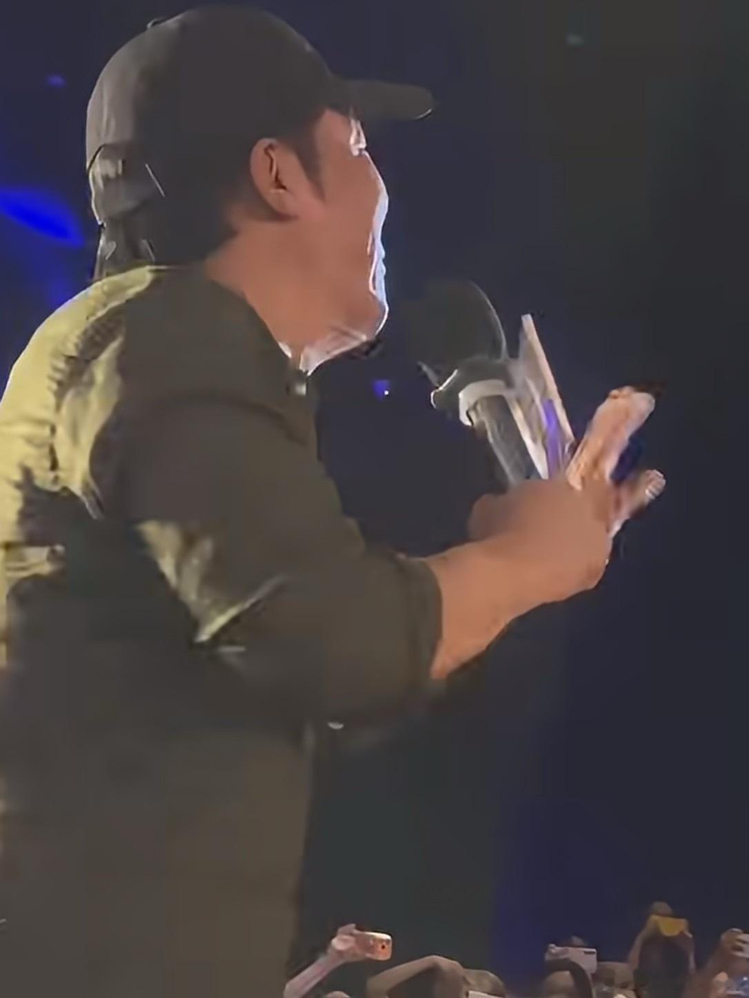 贾冰否认私人饭局爆粗口贾冰这事儿我站他。私人饭局放松一下说几句糙话就被人截出来挂