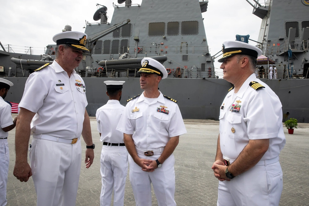 啊，是渔船 码头高度下去了，船自然显得大了 