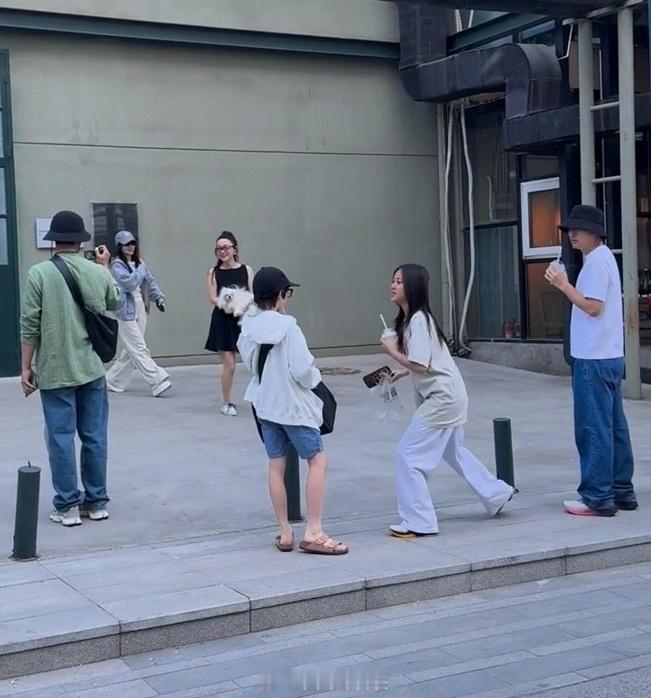 霍思燕一家与贾乃亮一家出游 杜江霍思燕带着嗯哼，贾乃亮与前妻带着甜馨，两家人一起