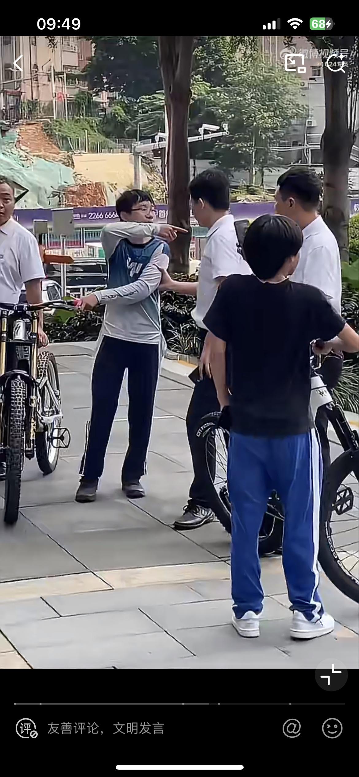 几个广东少年在商场门口玩速降，遭遇保安的阻拦和驱赶。街面上有玩电动车的鬼火少年，