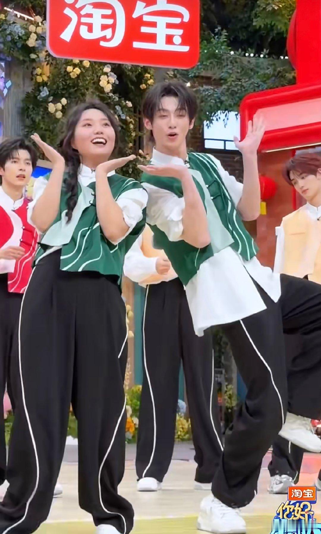 李雪琴赖伟明双人舞年下感拉满 好六街快乐名场面来袭，李雪琴赖伟明跳《桃花朵朵开》