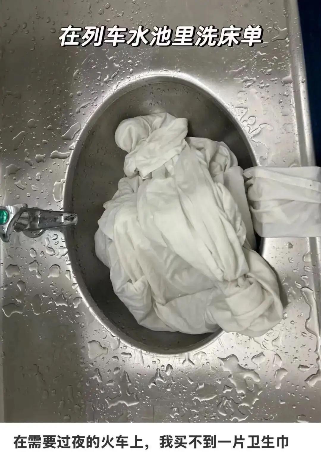 甘肃兰州，女子坐火车时突然来了例假，备用卫生巾用完后，她发现火车上根本没卖的，女