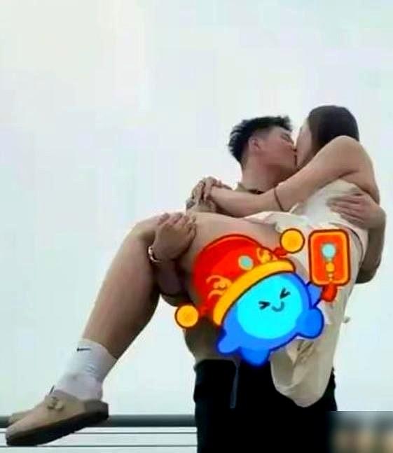 刷到杨涵玉的动态，心里咯噔一下，是那种开心的咯噔。
那个在场上像座山的副攻天花板