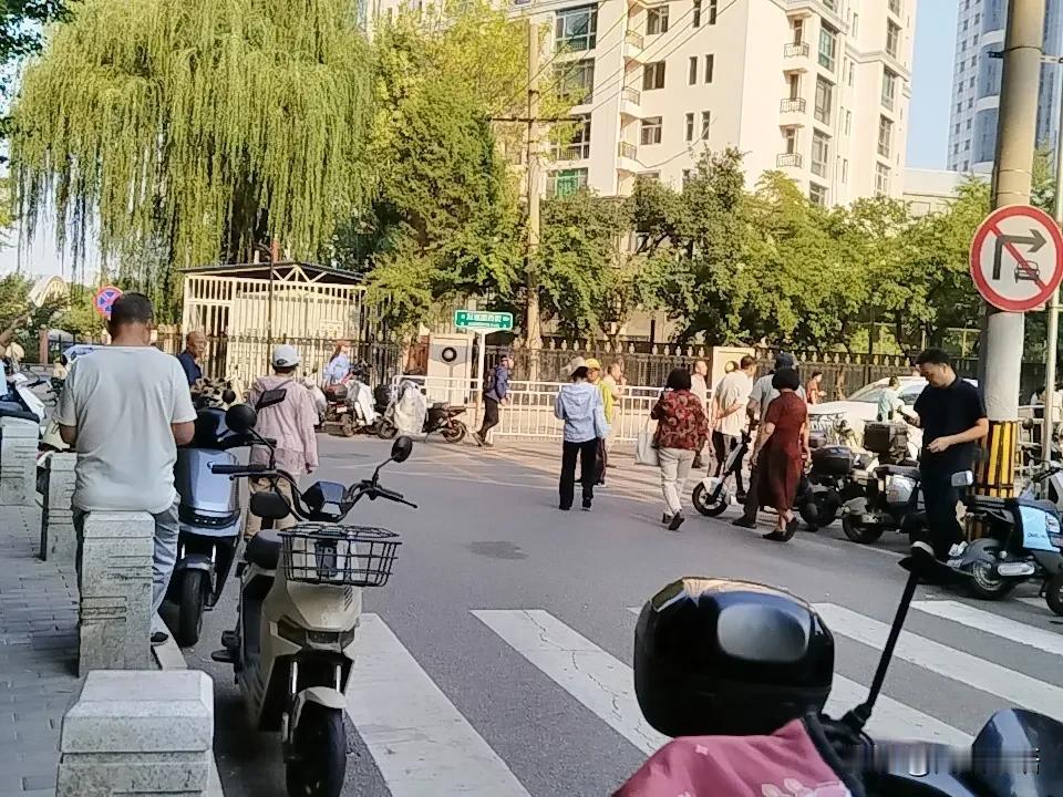 退休以后，静心思考自己的学习工作、为人处事以及愿望人生，深入研读领悟《论语》《道