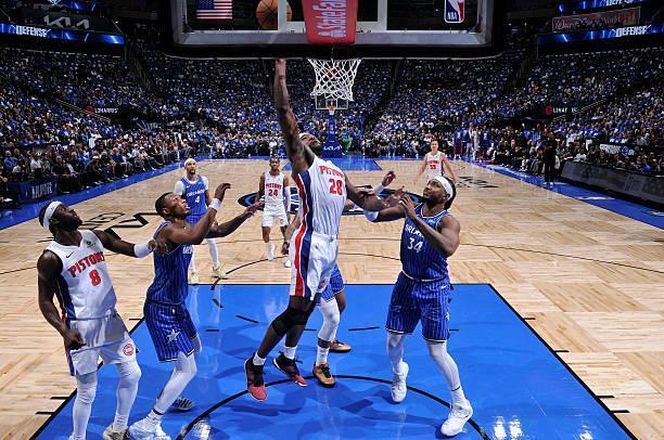 相比于杰伦-杜伦，以赛亚-斯图尔特的表现明显要好多了。杜伦攻防两端都没有表现，完