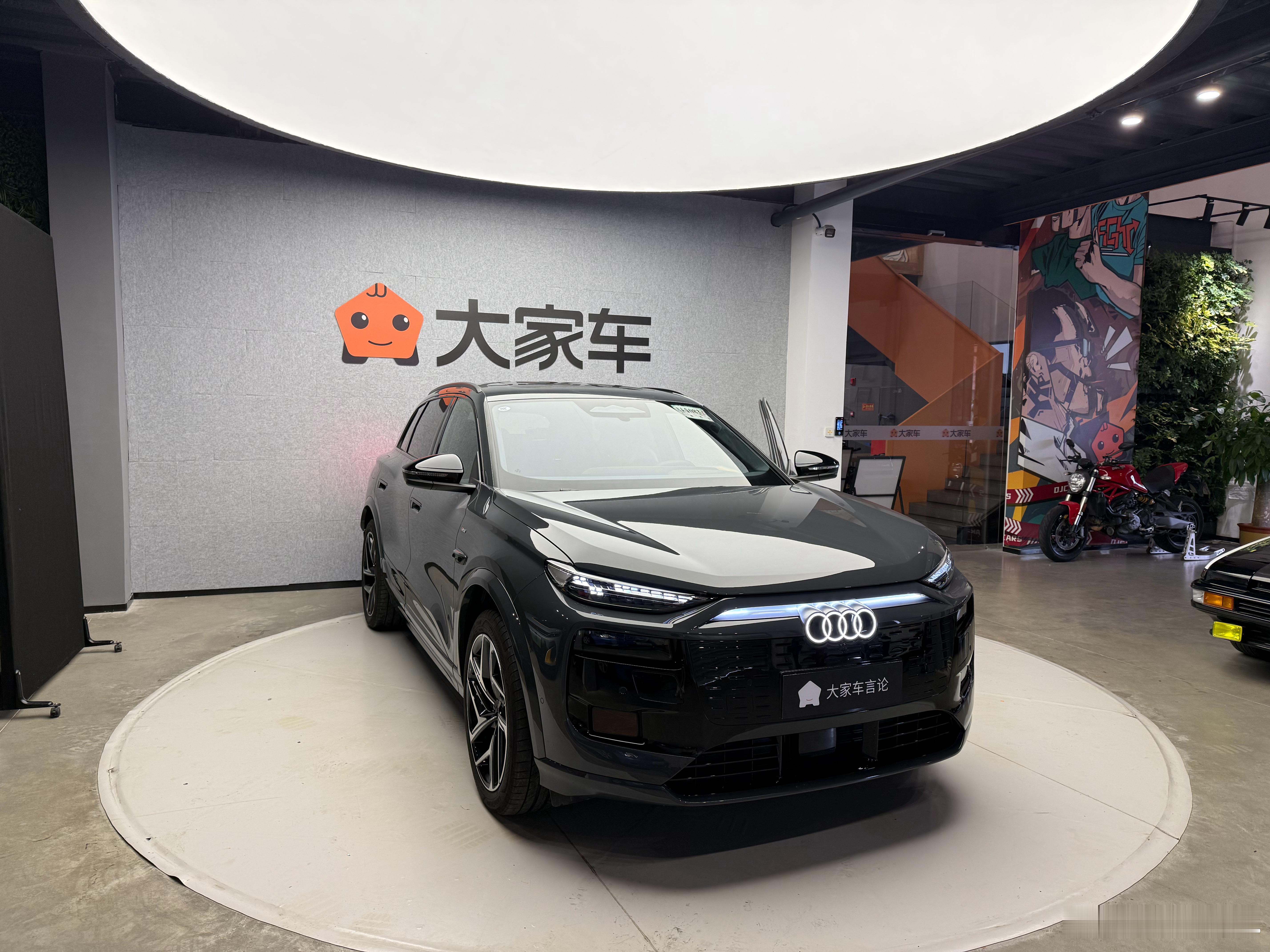 昨晚直播到11点，今天要10点又开拍了 ，然后2点半高铁去出差，人设不保啊！ ​