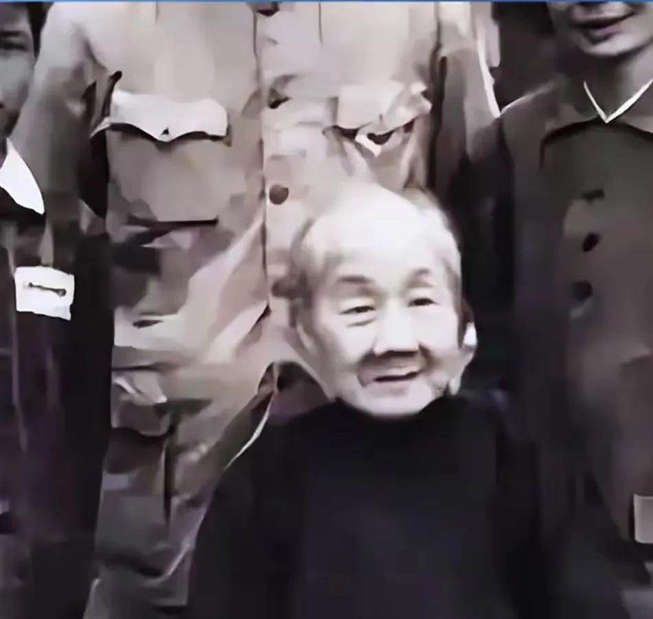 解放后杨开慧母亲跪地痛哭：她不是在哭女儿，是在替那个不敢哭的自己，补一场迟到20