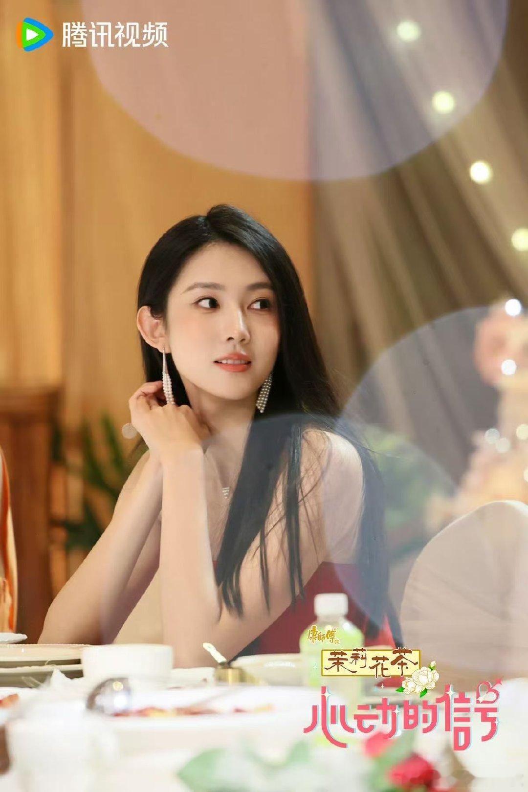 沙玥儿红裙惊艳全场贝微微红裙沙玥儿版 沙玥儿这身红裙造型确实让人眼前一亮，黑长直