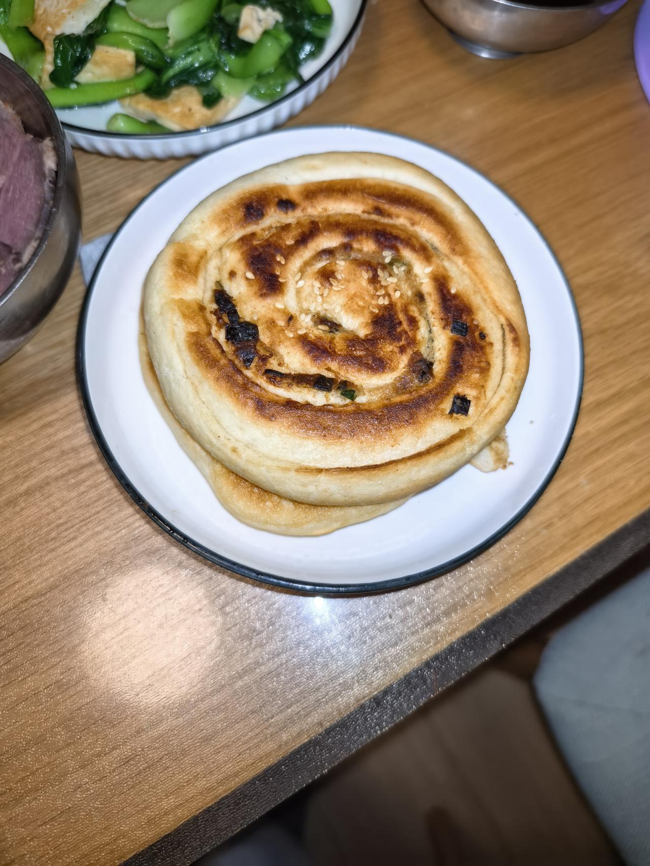 也就是我们北方的小年！买了几个烧饼，
下了几个小汤圆，炒了个青菜豆腐，切了几片牛