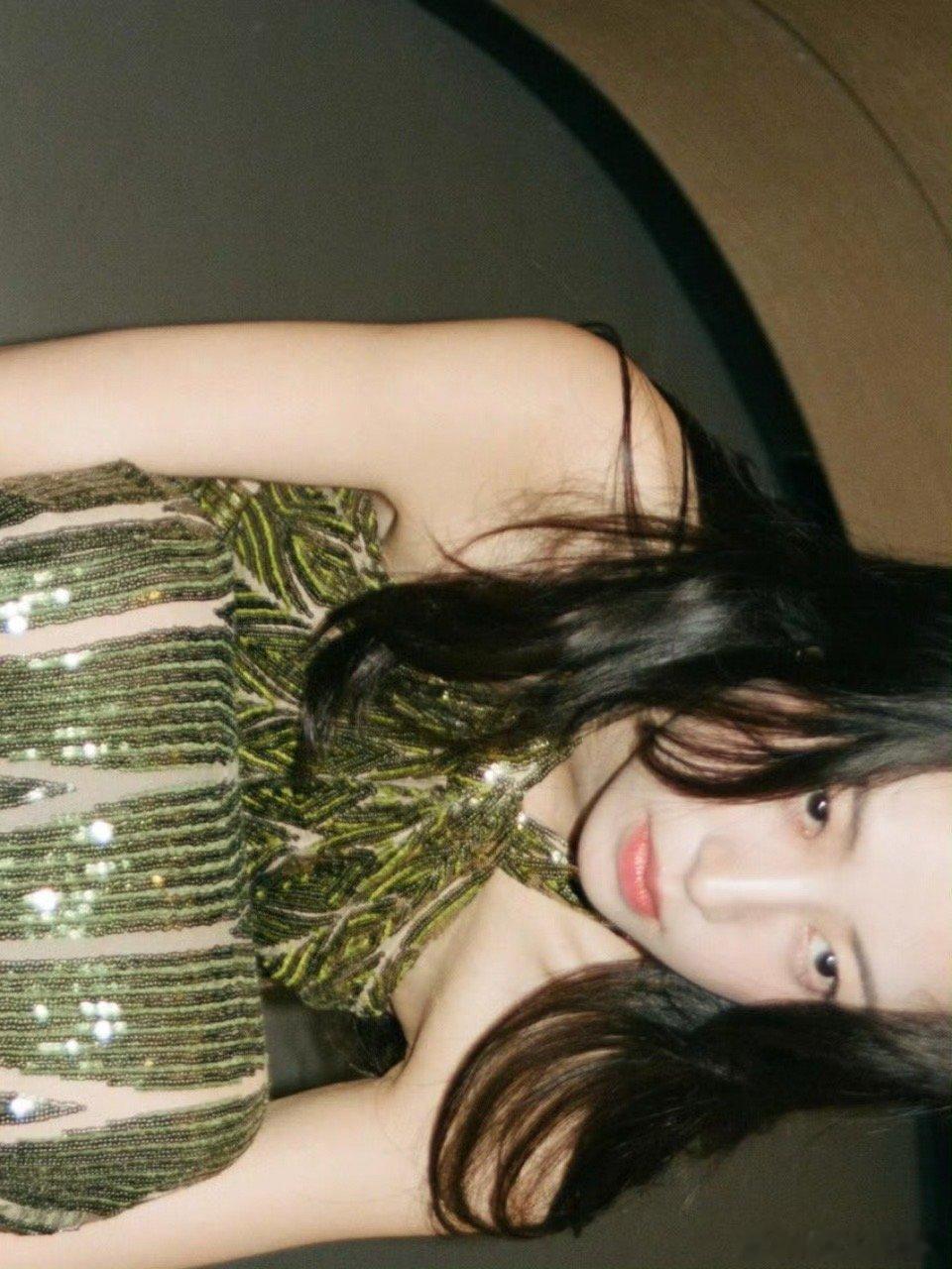 周雨彤美得我眼前一亮又一亮这就是硬实力吧！周雨彤这套又美到我了墨绿色裙子在闪光灯