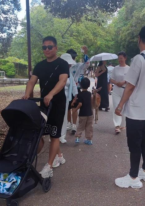 汪峰一家与森林北一家同游日本 结婚明星汪峰带着儿子女儿与女友森林北和其女儿同游日