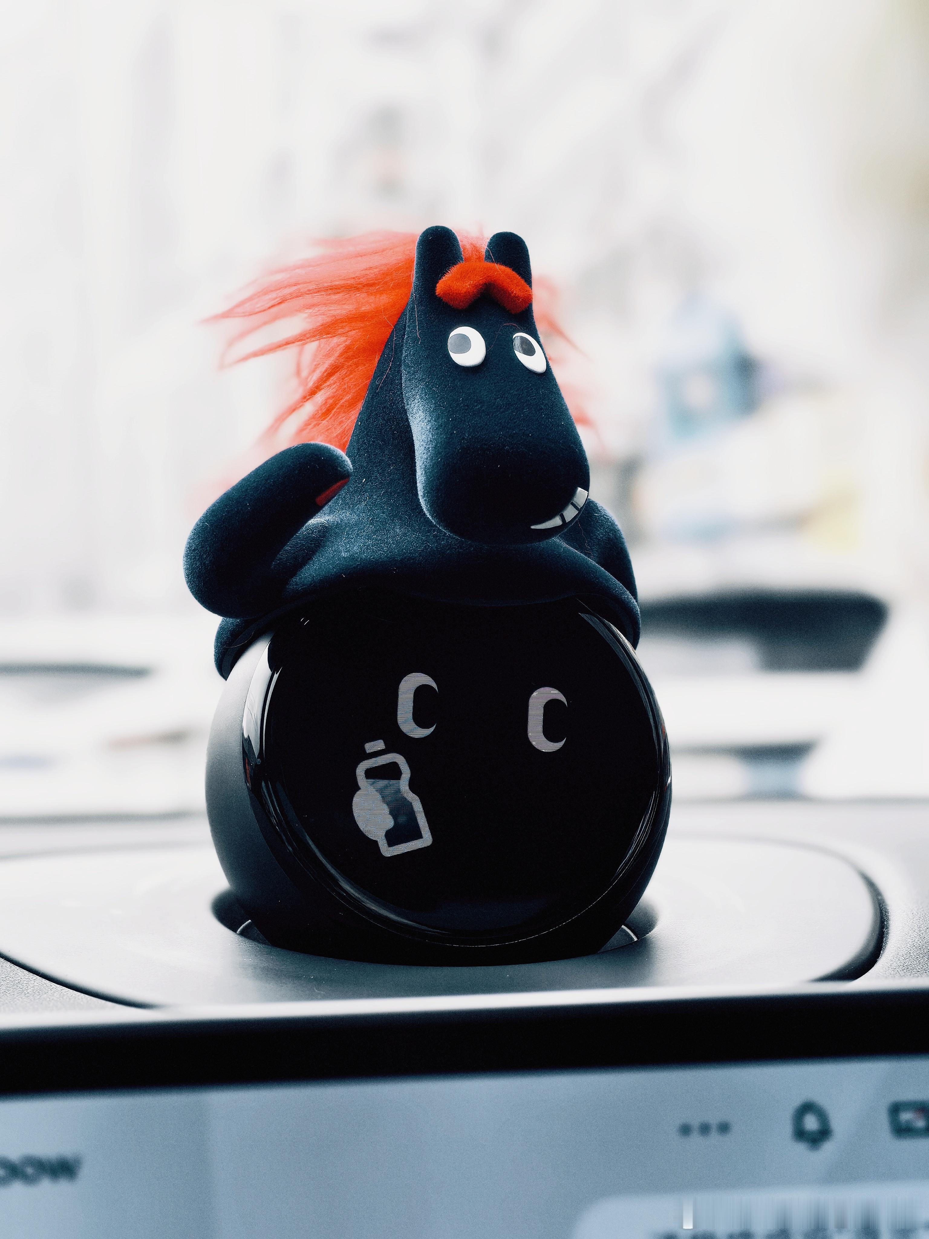 新年想着车上也弄点年味把NOMI也焕然一新了马年跑起来！(正好新的三个胶点可以贴