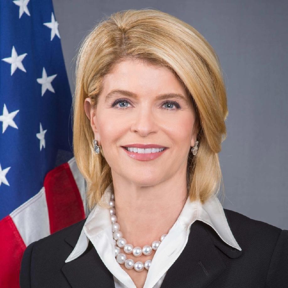 昨天，美国驻丹麦前大使卡拉·桑兹对媒体说:“为防止格陵兰岛落入中俄之手，美国必须