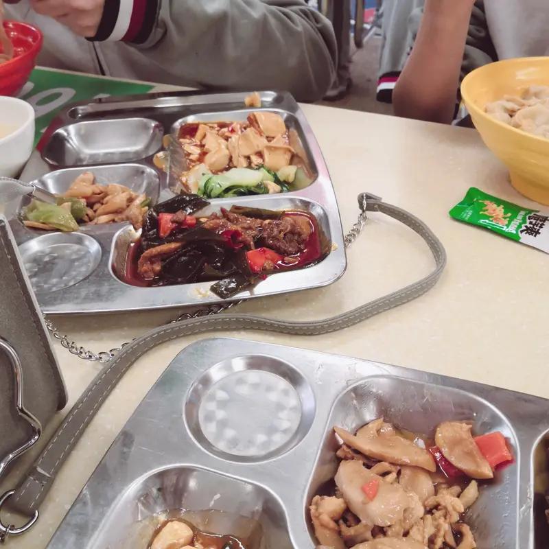 学生每消费15元，四川中江县一校长分得1元返现，校长从学生餐费教辅采购等抽成百万