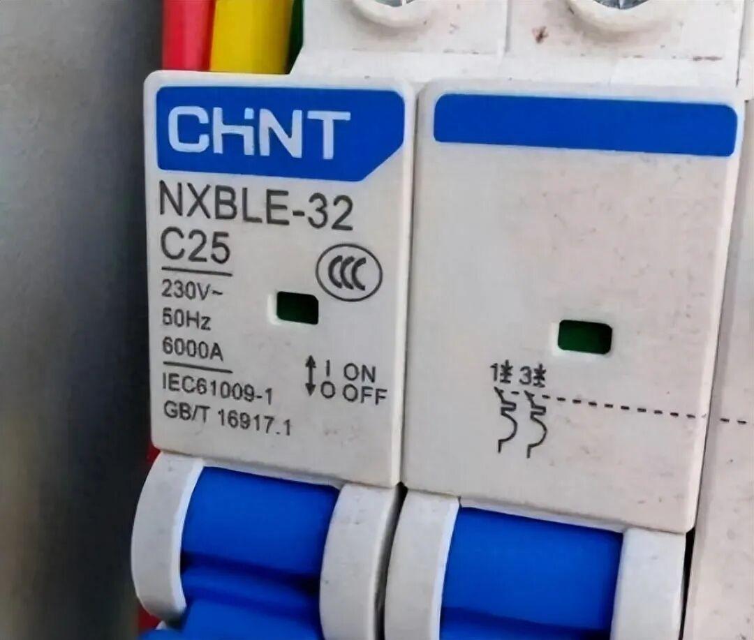 大家来评价一下，电工甲和电工乙哪一个对？

下面这个开关，电工甲说，这个断路器额