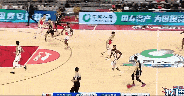 广东男篮江苏男篮冲突 广东江苏比赛现场再现火爆冲突！！！杜润旺和吴羽佳互相推搡，