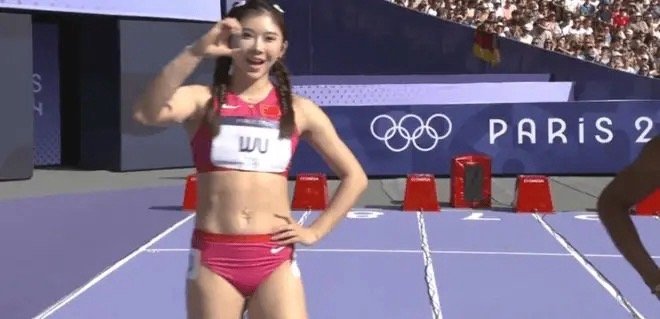 吴艳妮比赛手势盘点：单手指天最为经典 ​​​