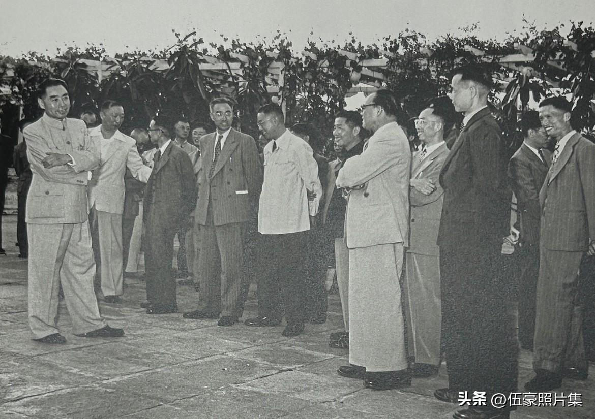1956年，周恩来总理接见科学家们，亲切交谈的场景。大会上，周恩来总理代表中共中