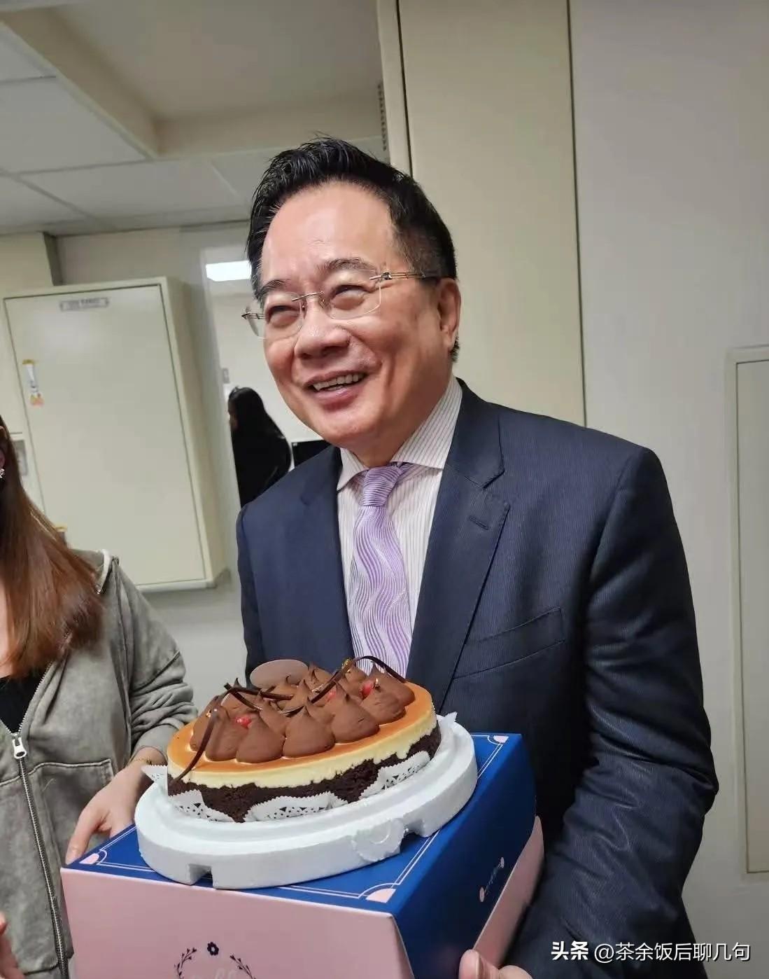 见过各种送行的，没有见过给进监狱的人送蛋糕送行的。蔡正元的入狱真的很特别！
 