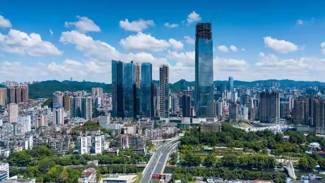 这就是贵阳第二高烂尾楼
贵阳恒丰中心，高三百八十三米，共八十余层，2012年由贵