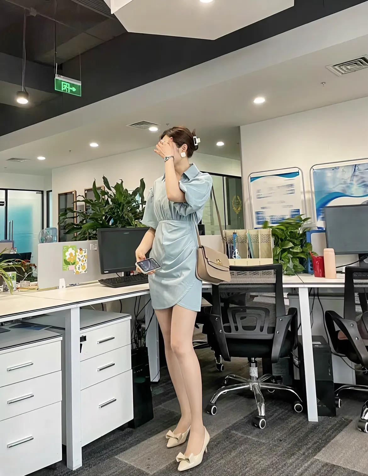昨个，一女同事说我媳妇，穿这身衣服不好看！顿时我和她吵了几句，场面非常尴尬。这件