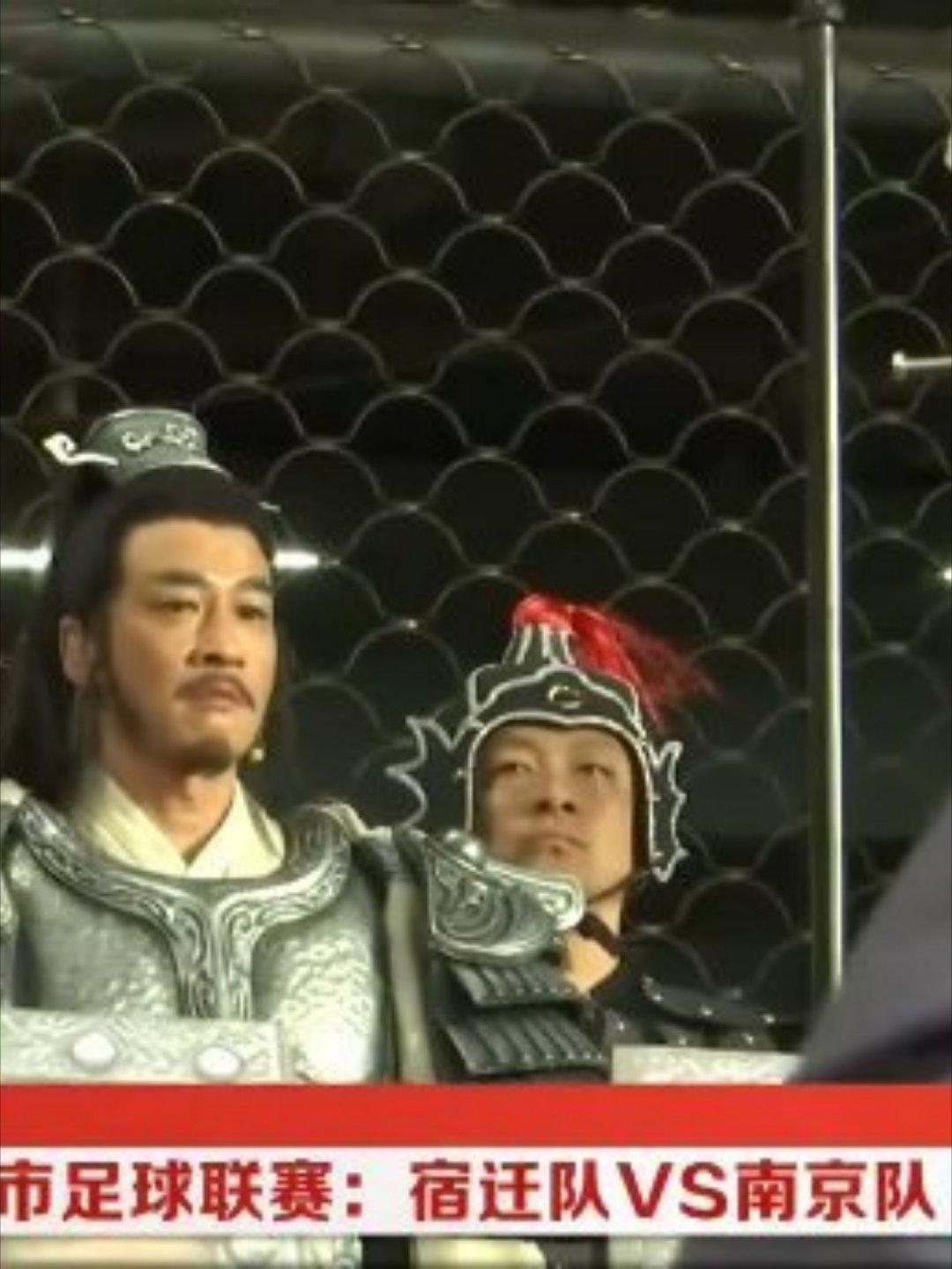 苏超身后这哥们是大声发？ 