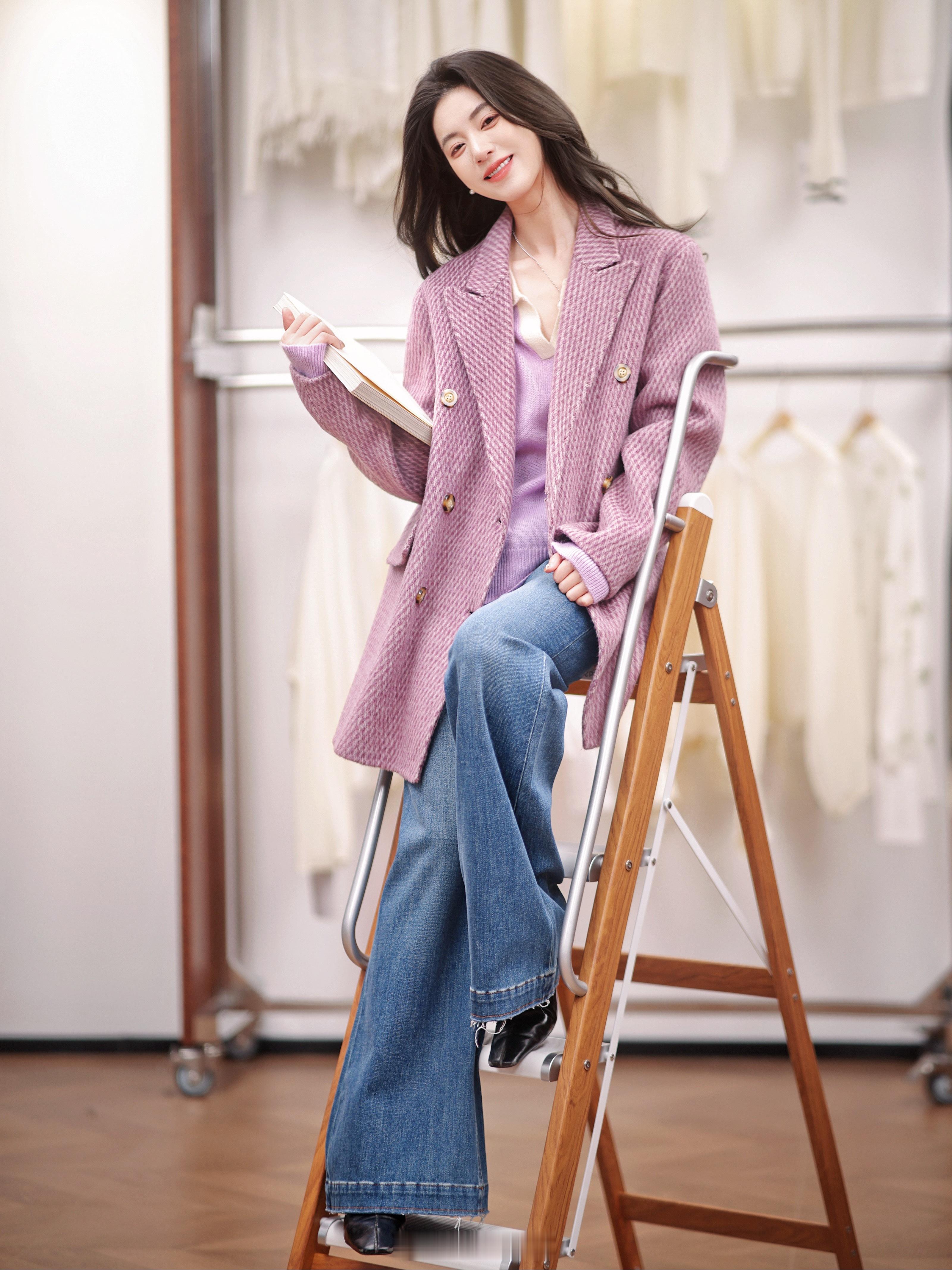 明媚利落又大方～这件羊驼毛*羊毛大衣很不错吧 斜纹肌理的 也不会单调喜欢的姐妹 