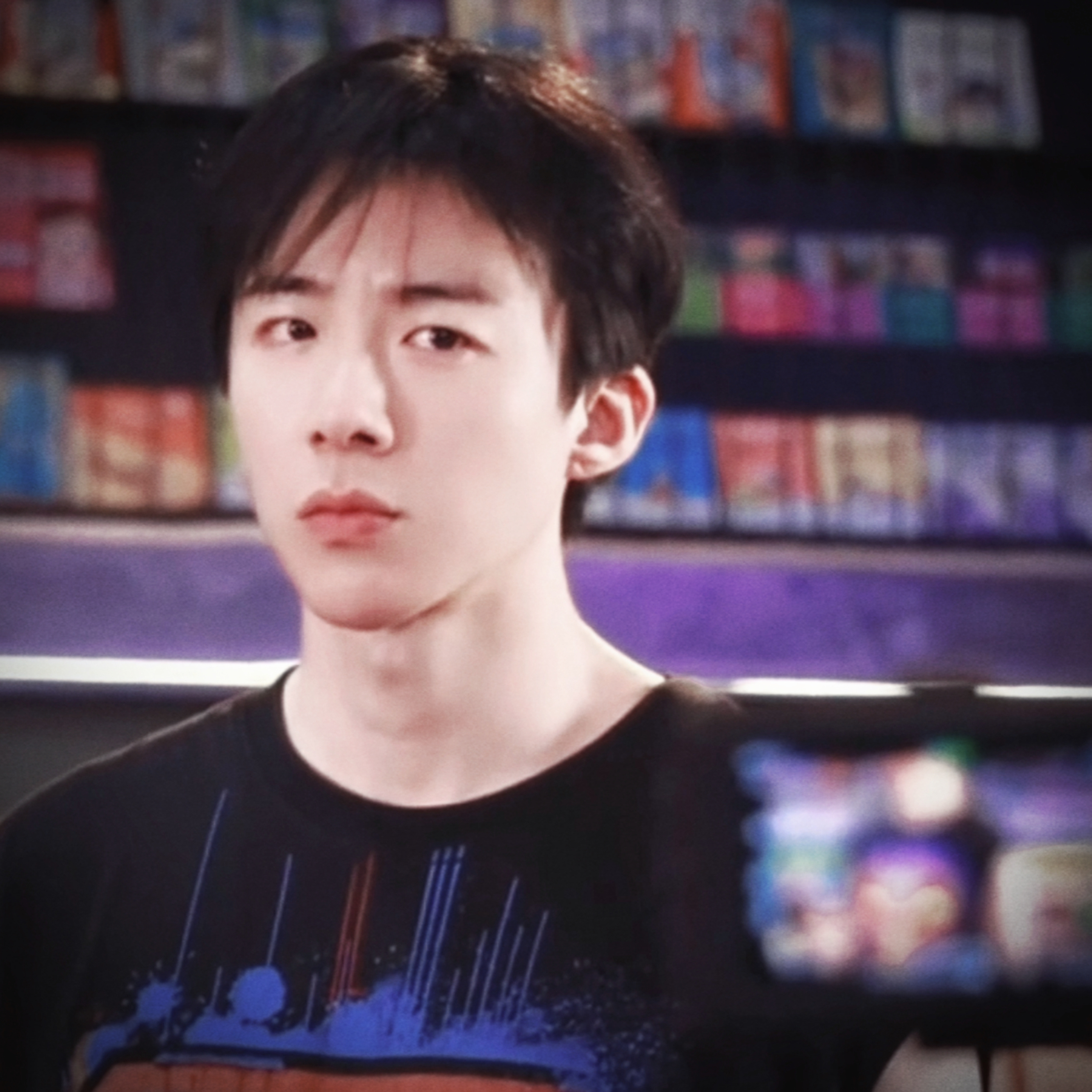 ·高三（二）班·八月的晚风带着夏末最后的燥热。我悸动的心跳和操场东侧的篮球场的呐