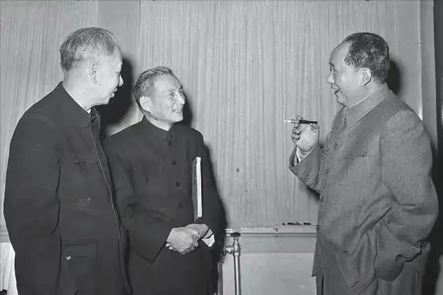 这是毛主席和刘少奇、陈云在聊天谈话。
        有个名人曾说，和毛主席聊天