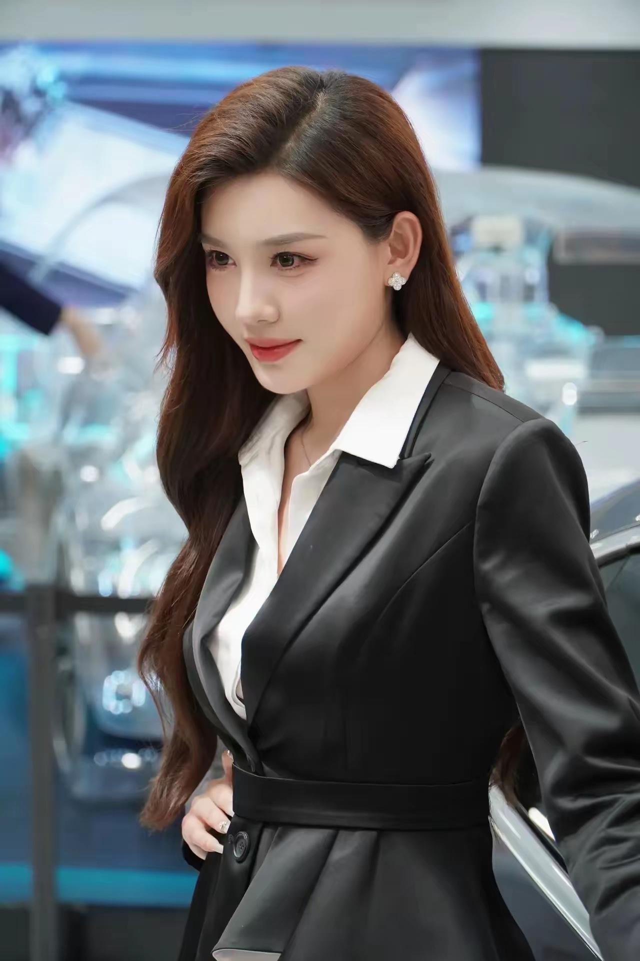 车模琳琳最近可是汽车圈的焦点。她在车展上的表现超惊艳，每次亮相都能吸引众多目光。
