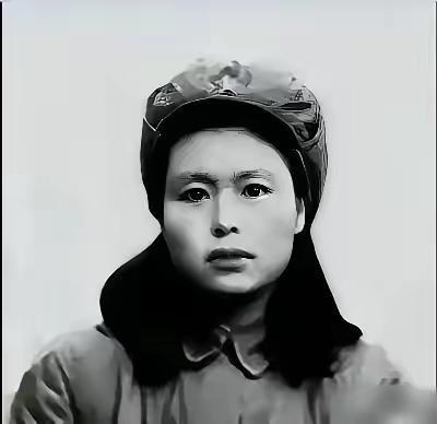 1945年，被敌人扒光衣服浑身赤裸的扔进军犬场的姑娘，面对5条饿了几天的狼狗的疯