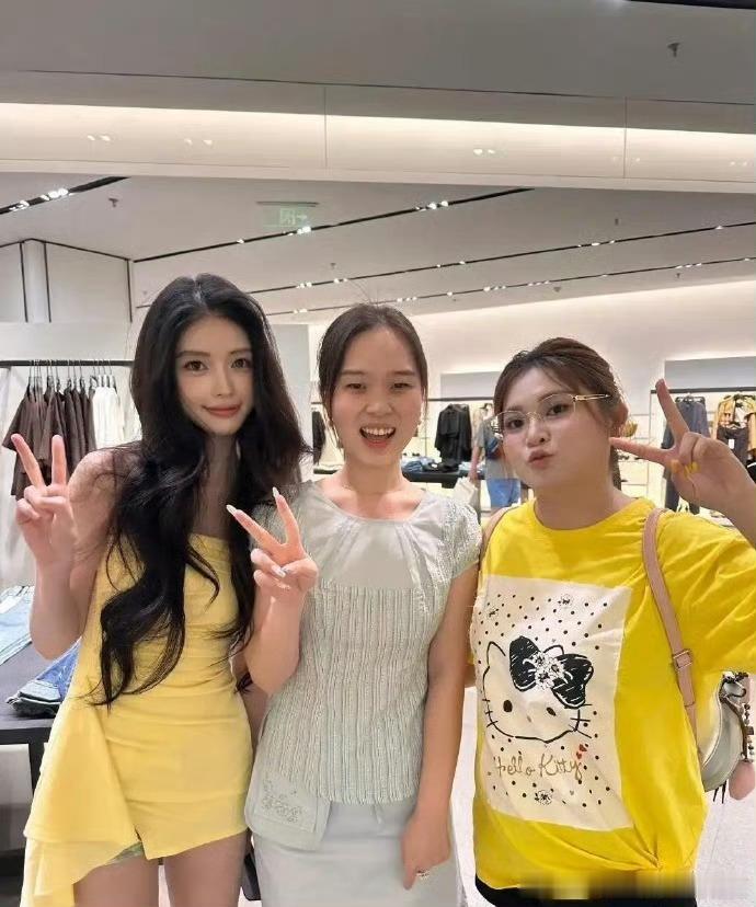 网红现实中的脸确实很漂亮 感觉可以当明星了 