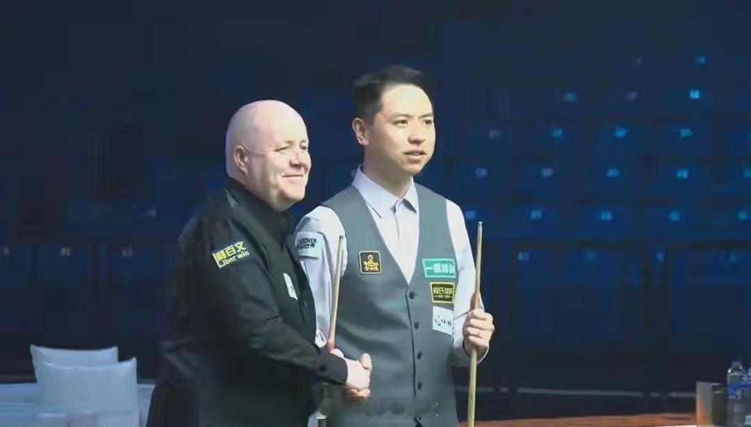 斯诺克青岛表演赛，肖国栋对阵希金斯上演焦点对决。肖国栋凭借58-57绝杀将比分追