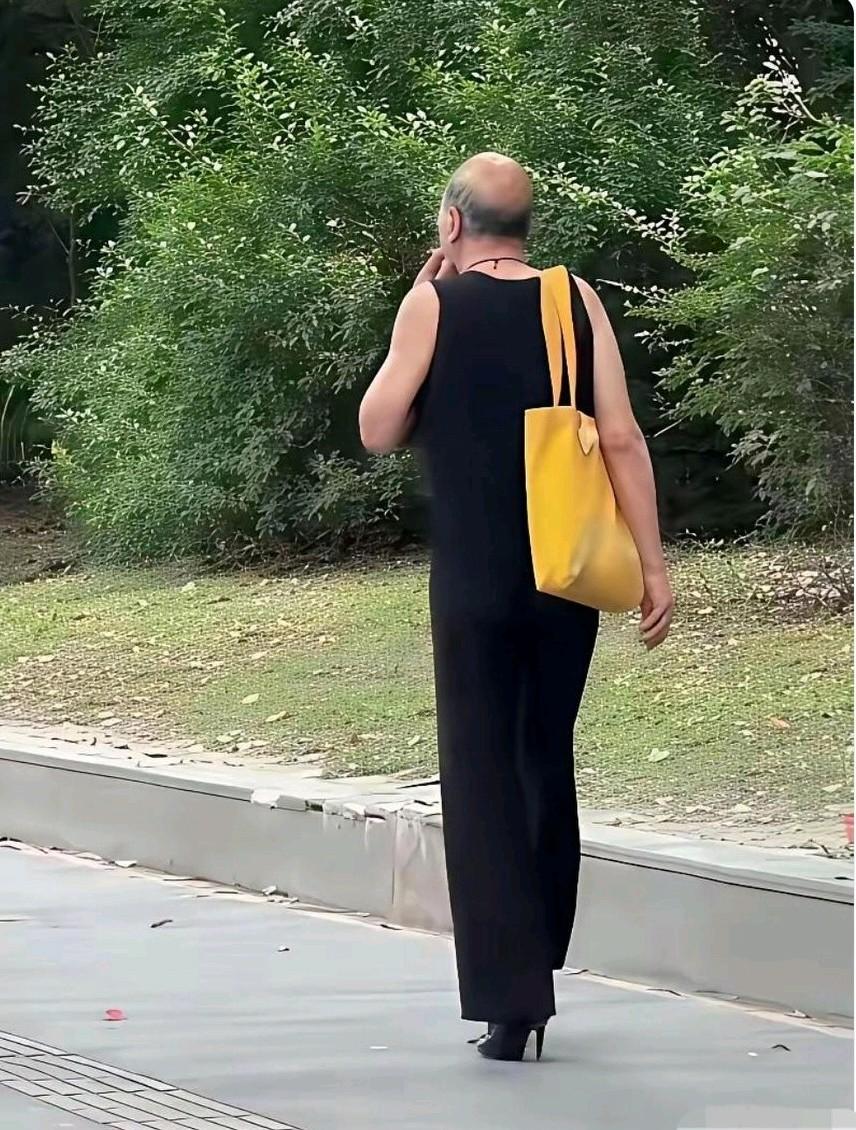 大家能否用一个四字成语来形容这位大爷自身打扮的气质呢？路上偶然邂逅这位大爷，他身