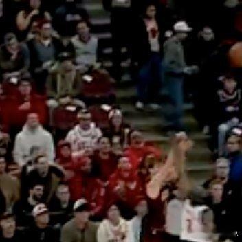  NBA常规赛，快船对阵公牛。第三节，快船一度将分差迫近至7分，可公牛随后做出回