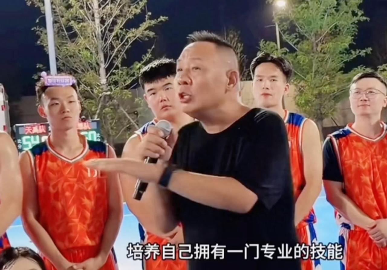 老于要尽量克制自己好为人师的习惯，避免过多的说教，如果不停的说，不断的输出观点，