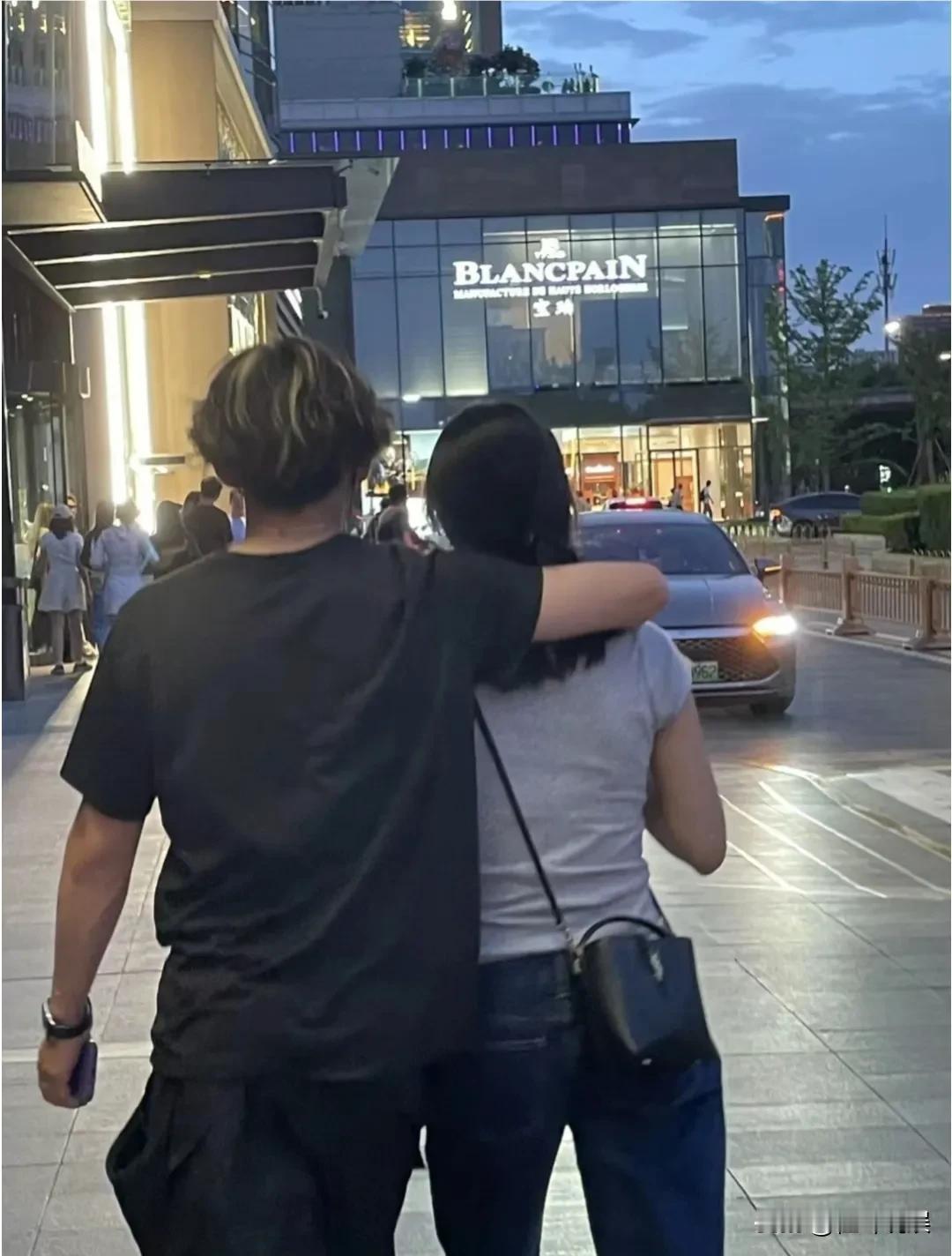 #朱易苏翊鸣疑似分手了# 
苏翊鸣更换社交媒体的简介，被怀疑是和朱易分手了？因为