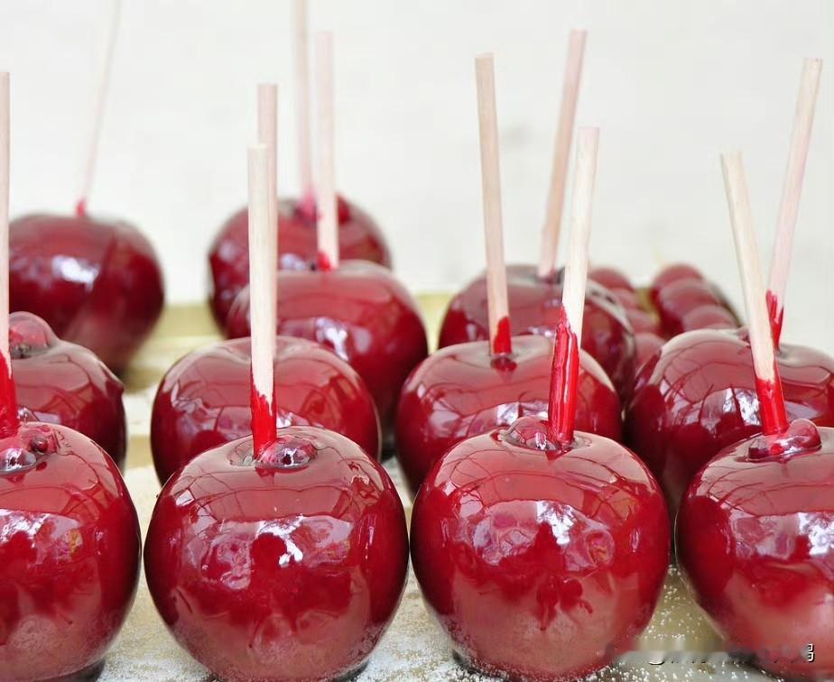 糖霜苹果不是你们发的那些，指的是北美地区圣诞节前超市和糖果店卖的一种小吃，就是一